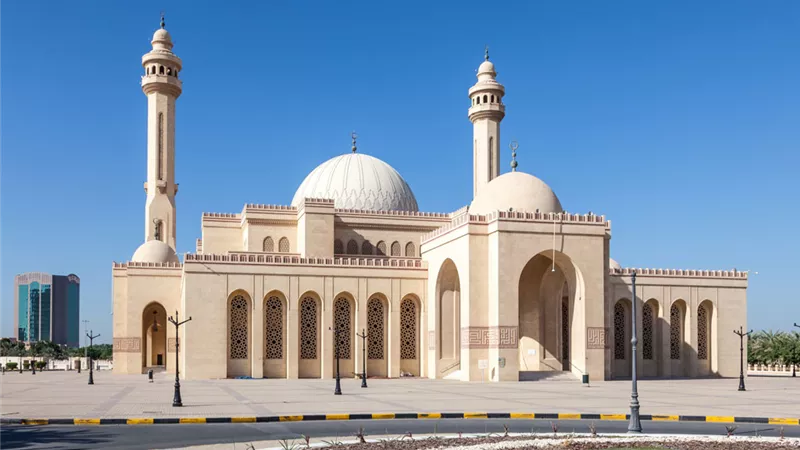 البحرين تعلق إقامة الصلوات في المساجد