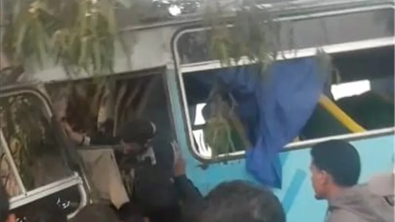 صور حادث تصادم اتوبيسين بطريق الاسماعيلية الزقازيق واصابة 58 عاملا