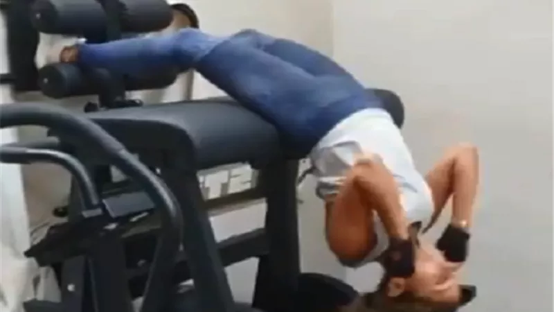 دينا الشربينى تواصل استعراض عضلاتها ولياقتها البدنية فى الجيم.. صور