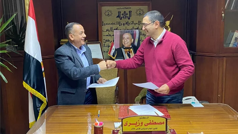 توقيع اتفاقية تمديد معرض 