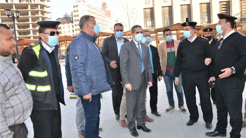 د رحمى يغلق ٢ كافتيريا بكورنيش طنطا اثناء تفقدة الرصف-صور