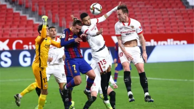 برشلونة يسقط بهدفين أمام إشبيلية بنصف نهائي كأس إسبانيا.. فيديو