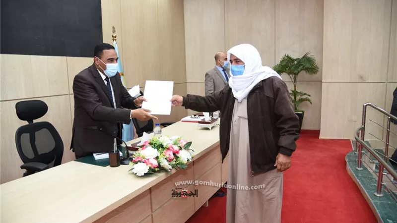 شعيب يسلم 54 عقد تمليك لاهالي مطروح