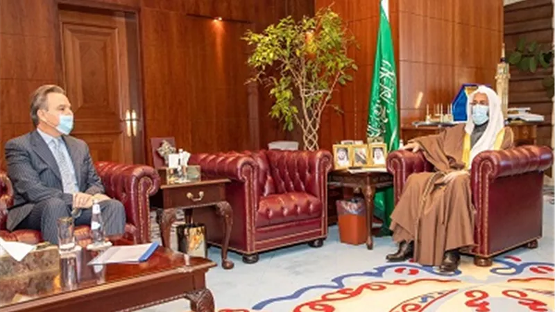وزير الشؤون الإسلامية السعودي يستقبل السفير اليوناني لدى المملكة