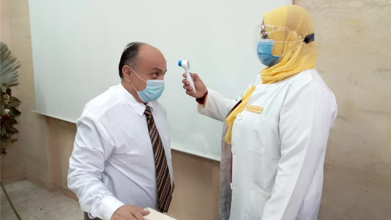 وكيل وزارة الصحة يخصص لجنة للإشراف علي تطعيم الفرق الطبية بجامعة الزقازيق بلقاح كورونا