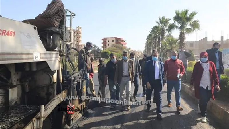 محافظ المنوفية يتفقد أعمال رصف طريق 