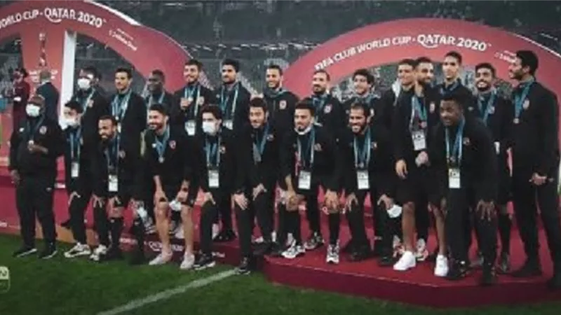 شاهد لحظة إستلام لاعبو الأهلى برونزية كأس العالم للأندية.. فيديو
