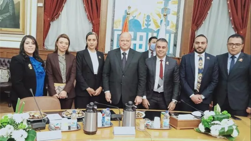 النائب أحمد فتحي يعرض على محافظ القاهرة خطة لتنمية عزبة العرب