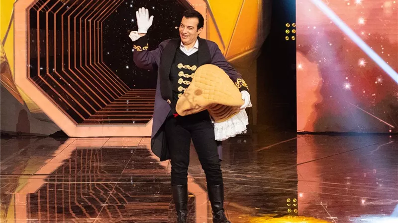إيهاب توفيق يتوج فائزاً بالموسم الأول من برنامج The Masked Singer- إنت مين؟