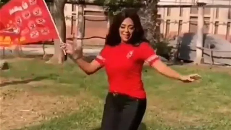 رانيا يوسف تشعل السوشيال ميديا بـ وصلة رقص بعد فوز الأهلي (فيديو)