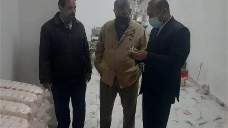 ضبط ٥ أطنان و٩٠٠ كيلو جرام سكر داخل مصنع للتعبئة يعمل دون ترخيص في حملات تموينية ورقابية بالشرقية