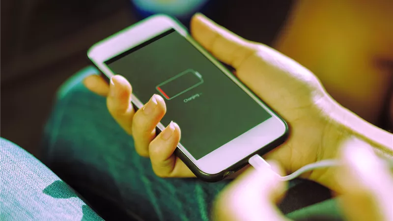 علماء يطورون بطاريات هاتف بميزات جديدة خارقة
