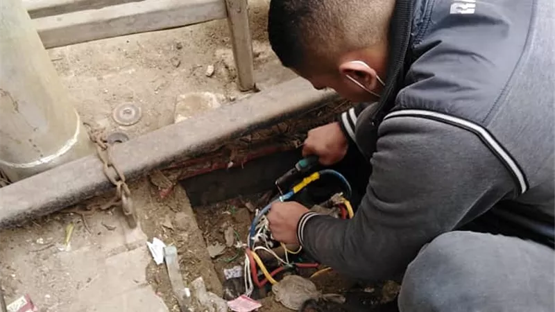 تلبية شكاوي المواطنين لرفع كفاءة الاضأه والنظافه بحي الجمرك