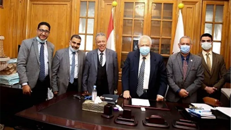 نقيب المحامين يلتقي وفدًا من أعضاء 
