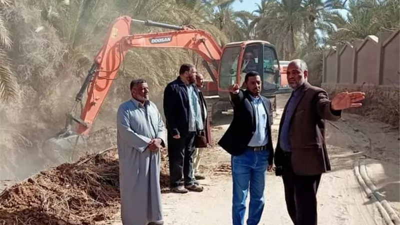 رئيس مركز ومدينة سيوة يتفقد أعمال توسعة طريق جزيرة فطناس