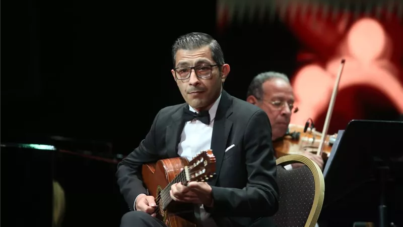 وحيد ممدوح يداعب جمهوره مع شادية وشيرين وفيروز