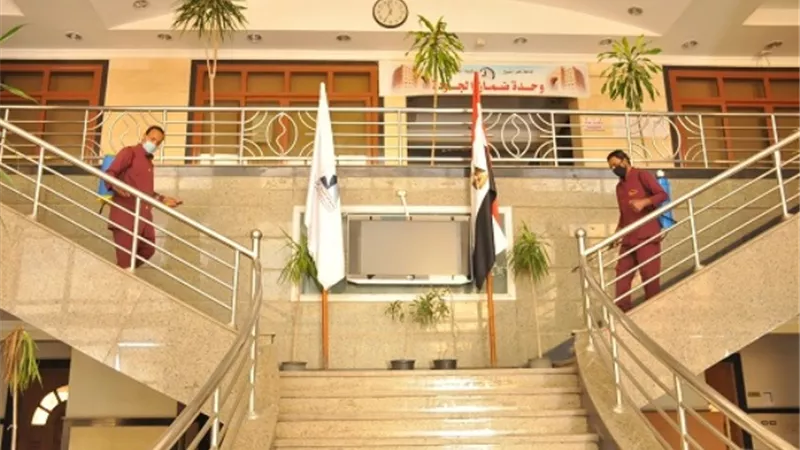 استمرار عمليات تعقيم وتطهير المنشآت التعليمية بجامعة كفرالشيخ