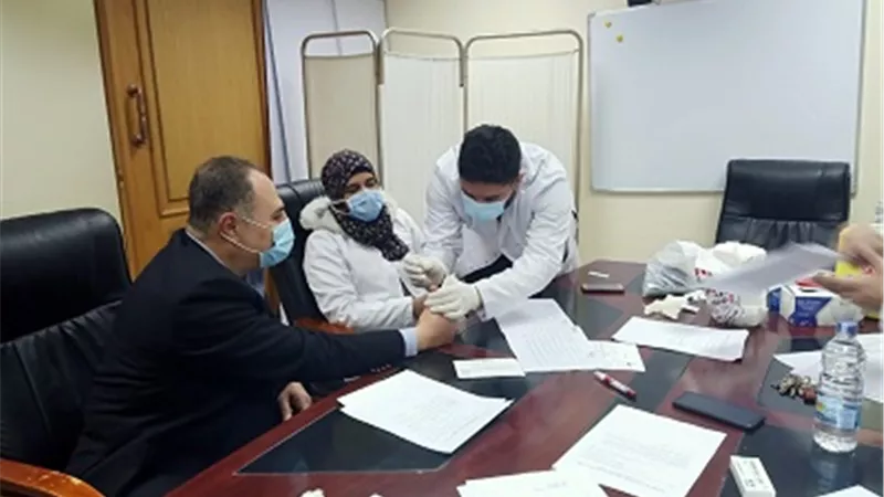 جامعة عين شمس تبدأ تطعيم الأطقم الطبية بمستشفيات العزل بلقاح كورونا