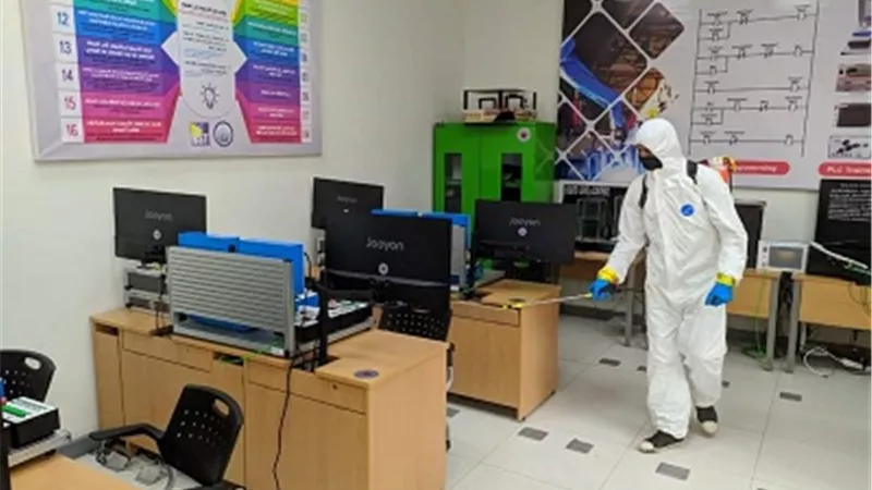 جامعة بنى سويف التكنولوجية تواصل تعقيم مبانيها