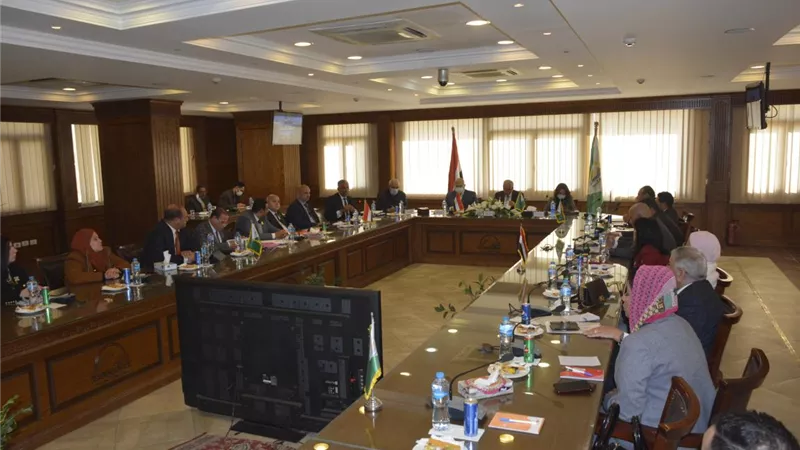 محافظ الجيزة يواصل لقاءاته الدورية مع أعضاء مجلس النواب الجدد