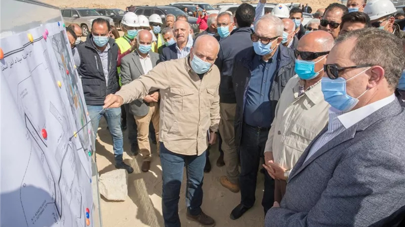 الوزير وزكى يشهدان استكمال وتطوير ميناء السخنة وتحويله الي اكبر ميناء محوري على البحر الأحمر
