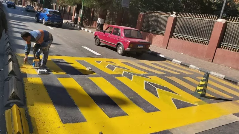 محافظ أسيوط: استمرار أعمال دهان أعمدة الإنارة وإشارات المرور بمشاركة معلمين وطلاب التعليم الفني