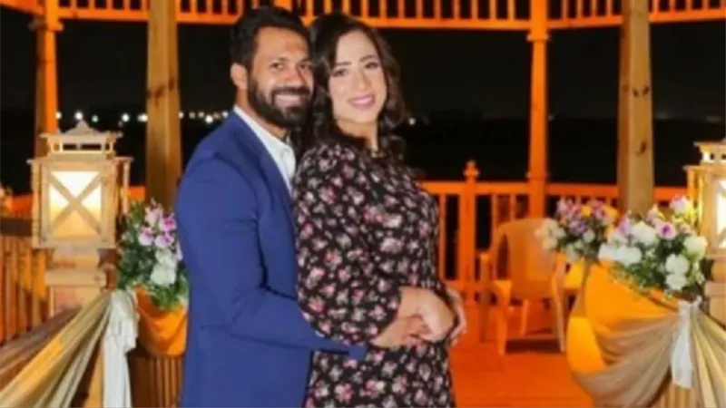 حسنى عبد ربه يحتفل مع زوجته بعيد الحب.. شاهد