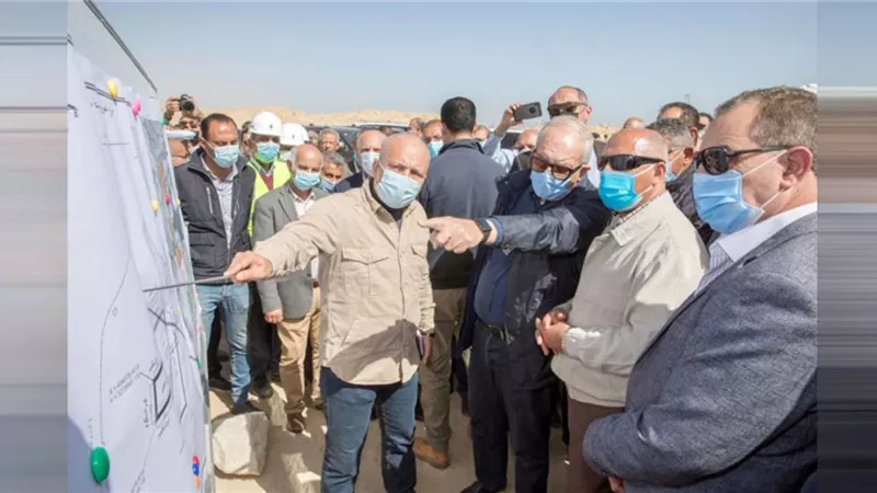 الوزير وزكي يتفقدان الإنشاءات الجديدة بالسخنة