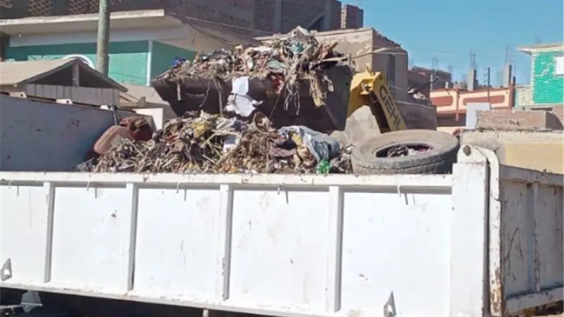 رفع ٣٤ طنا من المخلفات فى حملة نظافة بإسنا جنوب الأقصر