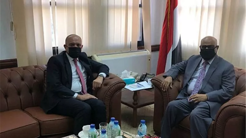 السفير الأردني يلتقي مندوب اليمن بالجامعة العربية لتنسيق الجهود بين البلدين