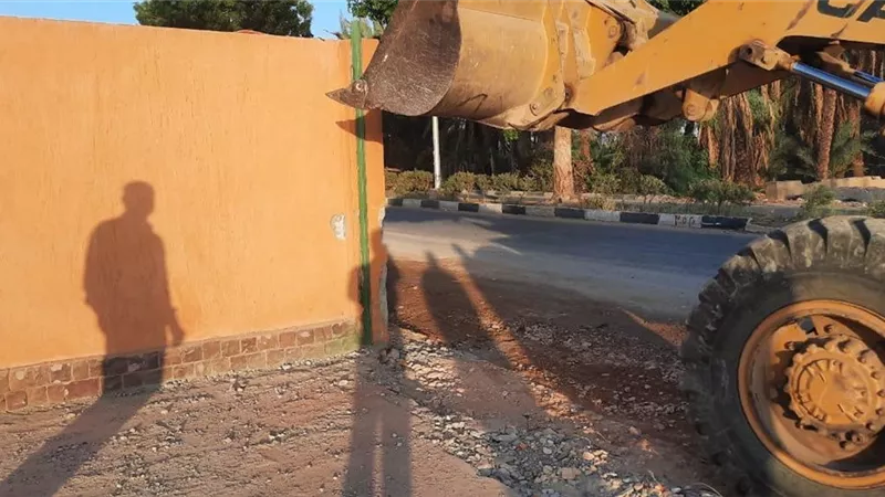 إزالة أسوار غير مرخصة بالبياضية جنوب الأقصر