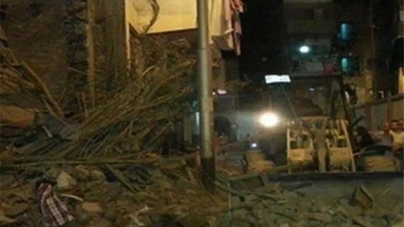 انتشال طفل مصاب من أسفل أنقاض عقار منهار بروض الفرج