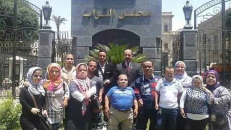 أقزام مصر يناشدون رئيس الوزراء الموافقه على قيادة سيارتهم بأنفسهم