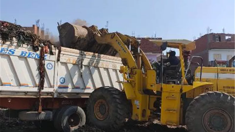 رفع جميع التراكمات وتجمعات القمامة بأشمون.صور