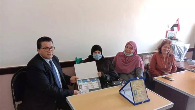 وكيل وزارة التربية والتعليم بجنوب سيناء يكرم مديرة الاتصال السياسي بالمديرية بمقر مكتبها