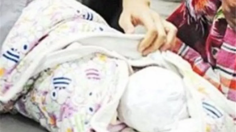 لم يستطيعا دفع تكاليف المستشفى.. فهرع الطبيب لبيع الرضيع