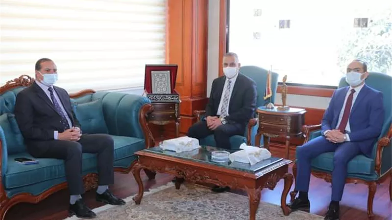 محافظ سوهاج ورئيس الجامعة يبحثان أوجه التعاون المشترك لتنفيذ المشروع القومى لتطوير الريف..صور