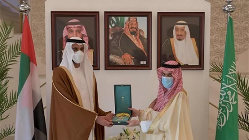 وزير الخارجية السعودي يسلم سفير الإمارات السابق بالمملكة وشاح الملك عبدالعزيز