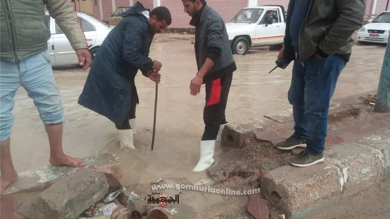 انتشار فرق الطوارئ بمدن مطروح لرفع مياة الامطار من الشوارع واستمرار حاله الطوارئ