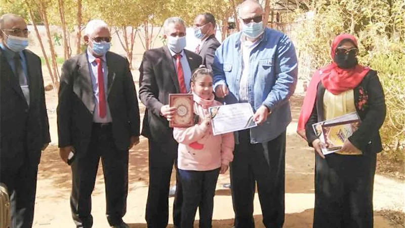وكيل تعليم الوادى الجديد يتفقد المدارس بادارتى بلاط والداخلة للمتميزين.. بالصور