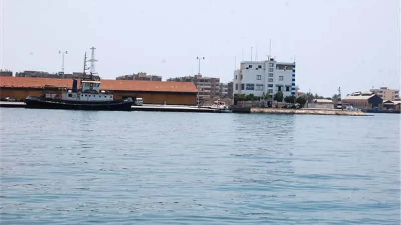 اعادة فتح موانئ السويس بعد تحسن الاحوال الجوية