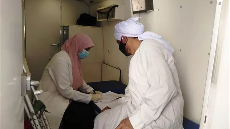الكشف وعلاج ١١٥٢ حالة خلال القافلة الطبية بنجع الرماش فى قنا.. بالصور