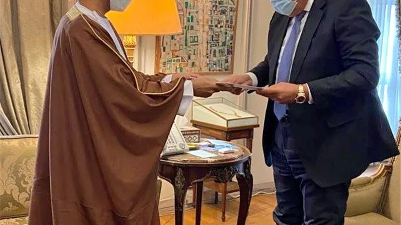 سفير سلطنة عُمان بالقاهرة يقدم أوراق اعتماده لسامح شكري