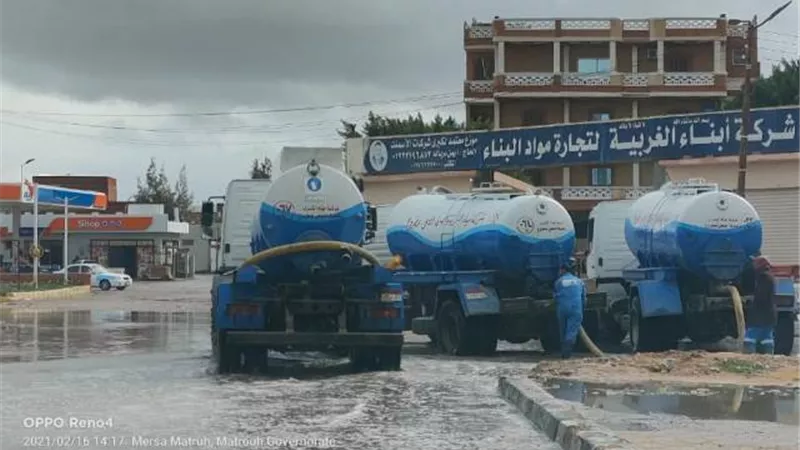 رئيس مياه مطروح يتفقد تمركزات معدات مواجهة الأمطار ويشرف علي أعمال الكسح