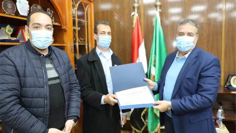 محافـظ المنوفية : شهادة تقدير ومكافأة مالية لمدير منظومة النظافة الجديد لرفضه تقاضي رشوة