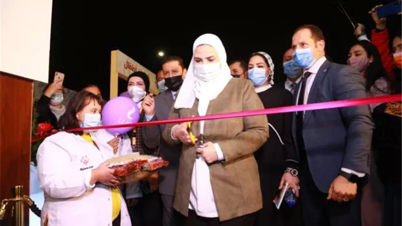 وزيرة التضامن تستعرض منتجات أبطال الأولمبياد الخاص المصري بمعرض ديارنا
