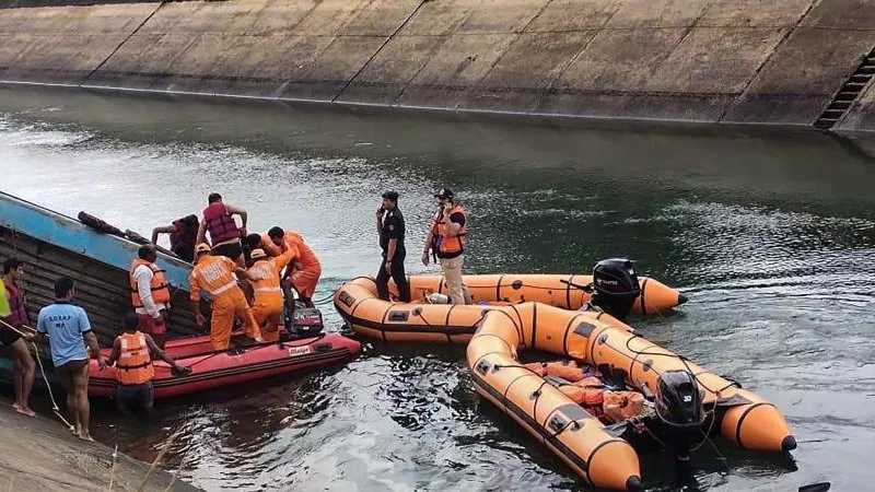 مصرع 47 راكبا في حادث سقوط حافلة بقناة مائية في الهند.. فيديو
