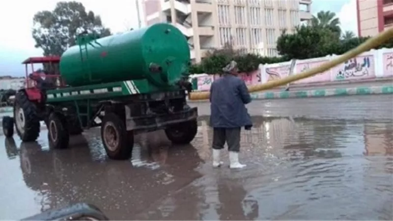 محافظ الشرقية يتابع مع رؤساء المراكز والمدن أعمال سحب مياه الأمطار