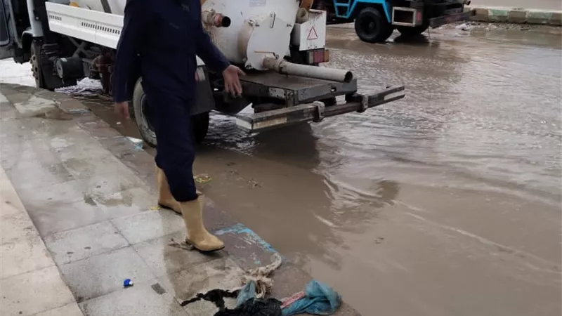 جهود مجالس مدن مطروح تتواصل لليوم الثاني لرفع تجمعات مياة الامطار