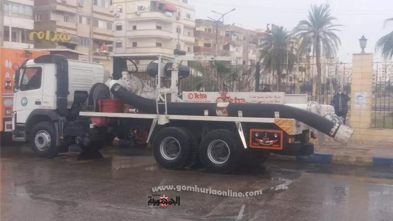 سيارات ومعدات مياه القناة جاهزة في الشوارع والميادين لمواجهة الطقس السيئ
